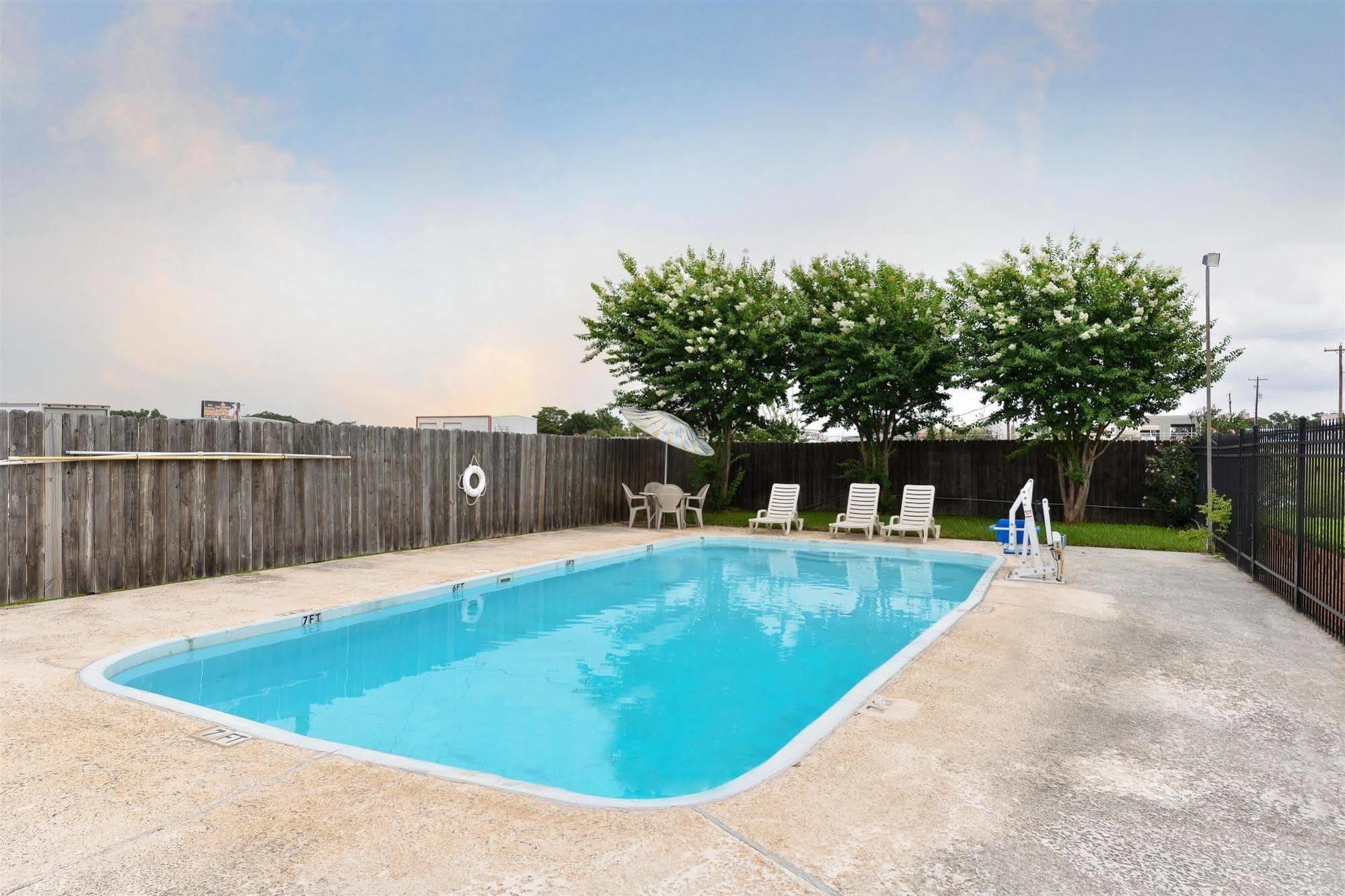 Surestay Hotel By Best Western Rockdale Extérieur photo