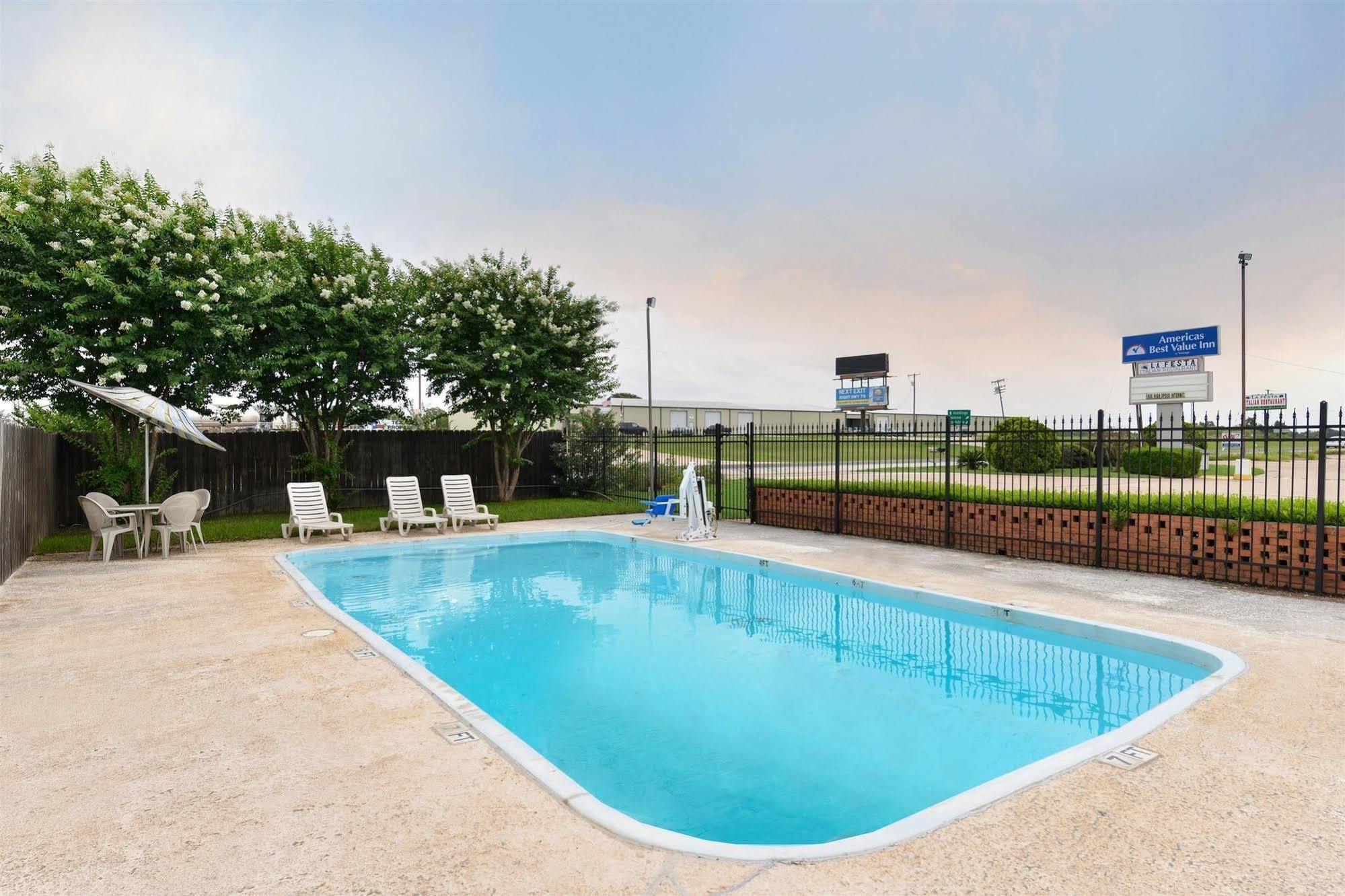 Surestay Hotel By Best Western Rockdale Extérieur photo